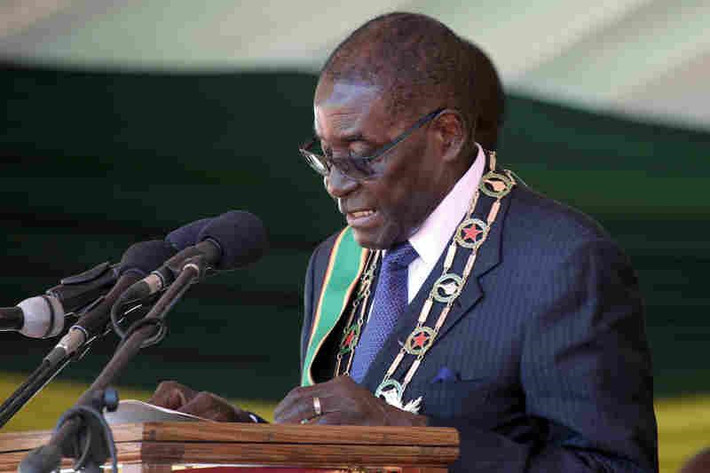 Cũng trong năm đó, Tổng thống Mugabe cổ súy việc tước quyền sở hữu hàng nghìn nông trại được công nghiệp hóa của người da trắng, với phần lớn nhũng vụ cưỡng chế có sử dụng vũ lực. "Vựa bánh mì" của phía nam châu Phi rơi vào khủng hoảng với dòng người da trắng bỏ chạy khỏi Zimbabwe. Tình trạng thiếu hụt lương thực xảy ra với quy mô lớn. Đất nước rơi vào siêu lạm phát từ tháng 2/2007 với cấp số nhân. Ảnh: AP.