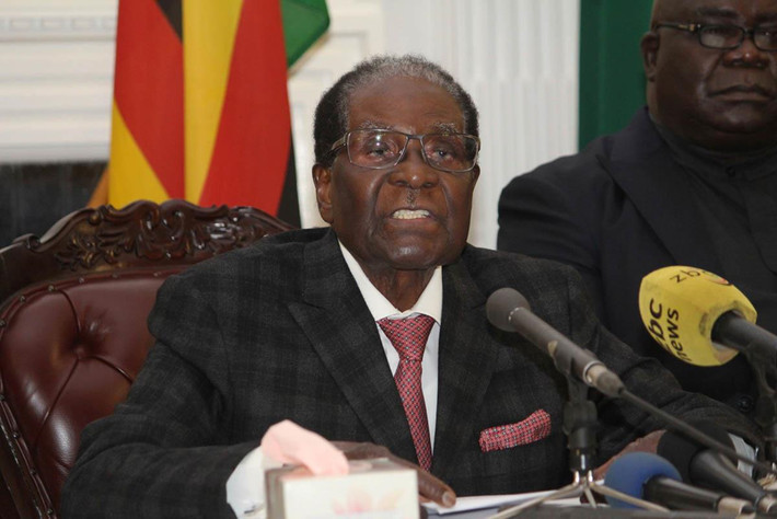 Ngày 19/11/2017, ZANU-PF loại ông Mugabe khỏi ghế lãnh đạo đảng. Cả hai đảng lớn của Zimbabwe đều ủng hộ một đề xuất chính phức phế truất ông khỏi vị trí tổng thống. Ông Mugabe sau đó chấp nhận từ chức với điều kiện ông và vợ mình được miễn truy tố, được bảo vệ an toàn khỏi các lực lượng chống đối, các tài sản riêng không bị tịch thu và được nhận một khoản bồi thường ít nhất là 10 triệu USD. Ảnh: AP.