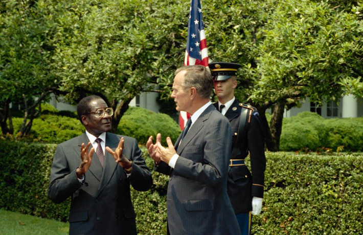Tổng thống Mugabe nói chuyện cùng Tổng thống Mỹ George H.W. Bush tại Nhà Trắng vào ngày 24/7/1991. Ảnh: AP.