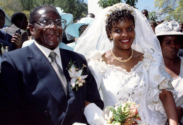 Đời sống riêng tư của cựu tổng thống Zimbabwe cũng gây ra nhiều tranh cãi. Ông bị chỉ trích vơ vét để làm giàu cho bản thân cùng lối sống xa xỉ và hoang phí. Đệ nhất phu nhân Grace Mugabe (phải) cũng bị lên án là người nắm quá nhiều ảnh hưởng với chính phủ và thói quen chi tiêu đắt đỏ. Trong ảnh, Tổng thống Robert Mugabe trong đám cưới với bà Grace vào tháng 8/1996. Hai người thành hôn không lâu sau khi người vợ đầu tiên của ông Mugabe qua đời. Hôn lễ được tường thuật là có gần 6.000 khách mời. Ảnh: Reuters.
