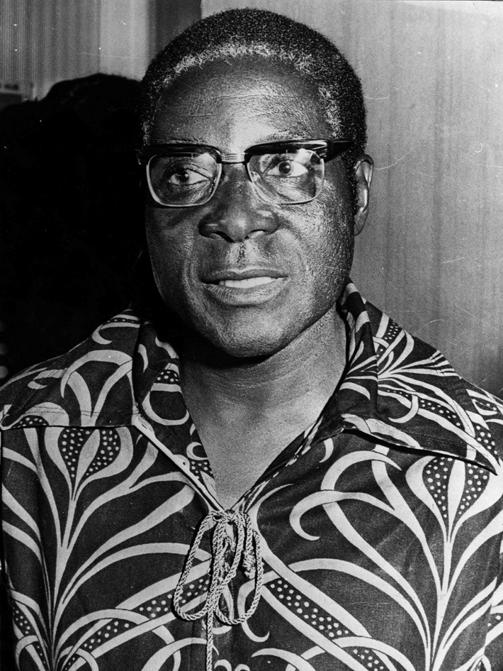 Robert Gabriel Mugabe sinh năm 1924, tại Zvimba, phía tây nam thủ đô Salisbury của Rhodesia (nay là thủ đô Harare của Zimbabwe). Ông được dạy bởi các giáo sĩ dòng Jesuit, trở thành một giáo viên trước khi tham gia công cuộc đòi độc lập cho dân tộc. Ông xuất thân là một trí thức, có nhiều bằng cấp về kinh tế, giáo dục và luật tại Đại học London. Mugabe được xem là thủ lĩnh chính trị và bộ não của các lực lượng chiến tranh du kích chống thực dân Anh, đòi độc lập cho vùng đất Nam Rhodesia. Ảnh: Getty.