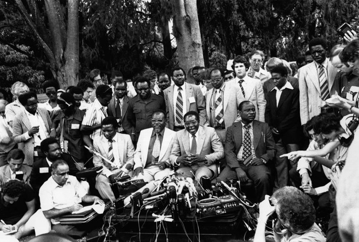 Ông Mugabe giành được sự kính trọng của cả đất nước và có xuất phát điểm vững chãi với nền kinh tế quốc gia ổn định, cơ sở hạ tầng phát triển và nguồn tài nguyên thiên nhiên giàu có. Ông hứa hẹn sẽ theo đuổi chính sách mang tính bao trùm cho mọi người dân Zimbabwe, tạo một làn gió mới so với chế độ trước kia do thiểu số da trắng cầm quyền. Trong ảnh, tân thủ tướng Robert Mugabe ngày 6/3/1980 phát biểu tại một cuộc họp báo trong khu vườn ở nhà riêng, nằm tại Salisbury, nay là thủ đô Harare. Ảnh: Getty.