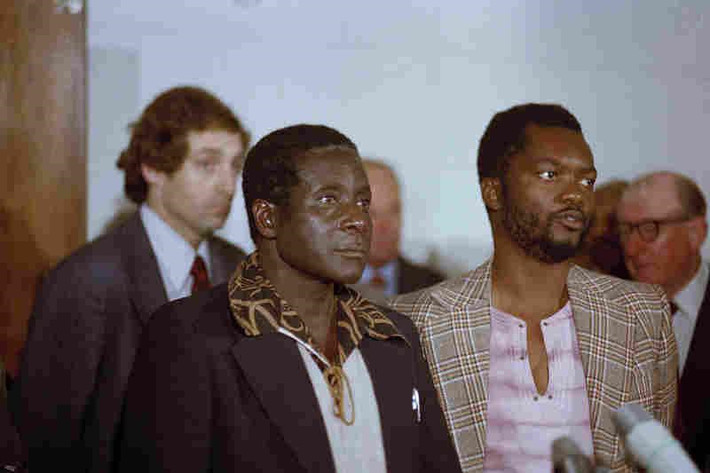 Ông từng ngồi tù gần 11 năm vì những hoạt động chính trị. Giữa thập niên 1970, Mugabe trở thành lãnh đạo của phong trào chính trị Liên đoàn Quốc gia Châu Phi Zimbabwe (ZANU), một nhóm vũ trang đóng tại Mozambique, chống chế độ lãnh đạo do thiểu số da trắng cầm quyền. Trong ảnh, Robert Mugabe với vai trò lãnh đạo ZANU cùng các cộng sự tại Geneva, Thụy Sĩ, vào năm 1976. Ảnh: AP.