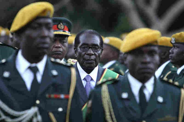 Gần 20 năm sau đưa Zimbabwe giành được độc lập, Tổng thống Mugabe bắt đầu đối diện với một phong trào chống đối ông ngày một mạnh mẽ. Ông vấp phải những cáo buộc về gian lận bầu cử và sử dụng vũ lực để đàn áp những người ủng hộ các đối thủ chính trị của mình. Ông gặp thất bại lớn đầu tiên trên chính trường trong cuộc trưng cầu dân ý cải cách hiến pháp vào năm 2000. Tình hình tại Zimbabwe ngày một trầm trọng. Ảnh: AP.