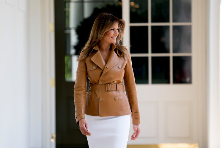 Theo Business Insider, Đệ nhất phu nhân Mỹ Melania đã giới thiệu cho phóng viên AP một số chi tiết trong Nhà Trắng được sửa sang lại. Cuộc "tân trang" Nhà Trắng này do chính Đệ nhất phu nhân Melania và đội ngũ của bà thực hiện. (Nguồn ảnh: Business Inside/AP)