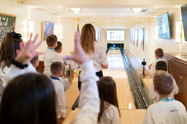 Phu nhân của Tổng thống Mỹ Donald Trump cũng đã cho "cải tạo" sàn chơi bowling trong Nhà Trắng có từ thời cựu Tổng thống Nixon.