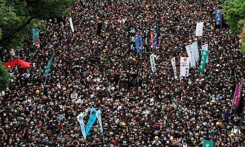 Theo hãng thông tấn Reuters, hàng nghìn học sinh, sinh viên ở Hong Kong đã không đến lớp trong ngày khai giảng năm học mới hôm 2/9 mà xuống đường tuần hành phản đối dự luật dẫn độ sang Trung Quốc. (Nguồn ảnh: Reuters)