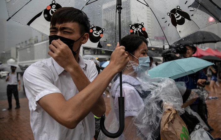 Các học sinh trung học xuống đường biểu tình ở Hong Kong dù trời mưa hôm 2/9.