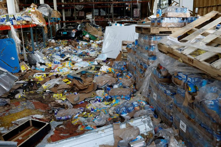Cảnh tượng ngổn ngang bên trong một siêu thị bị cướp phá sau khi bão Dorian đi qua. Ảnh: Reuters.