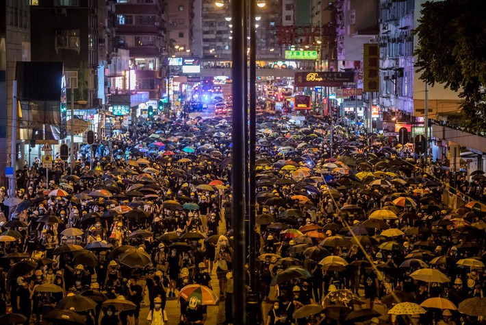 Người biểu tình đưa ra 5 yêu cầu đối với chính quyền thành phố, trong đó có rút hoàn toàn dự luật dẫn độ sang Trung Quốc và Trưởng đặc khu Carrie Lam phải từ chức. Ảnh: BB.