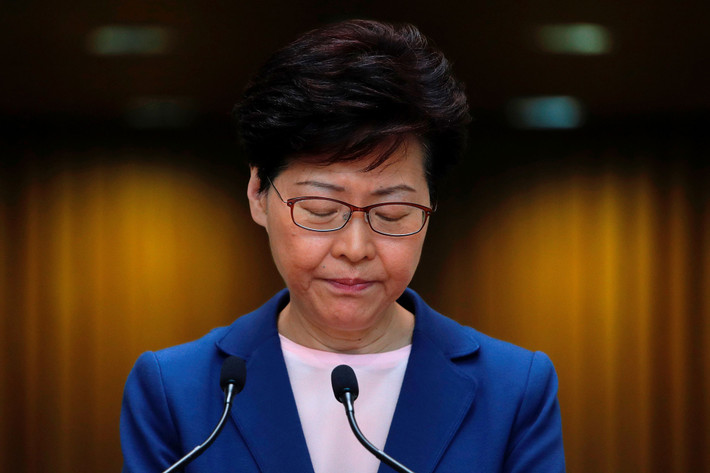 Trưởng đặc khu Hong Kong Carrie Lam khi đó thừa nhận rằng dự luật dẫn độ gây tranh cãi, nhưng bà khẳng định sẽ không rút lại dự luật này. Ảnh: Reuters.