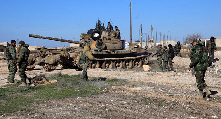 Trong diễn biến khác trên chiến trường Syria, Quân chính phủ Damascus và đồng minh đã điều lực lượng tiếp viện tới mặt trận tiền tuyến ở Deir Ezzor và đóng quân ở khu vực nằm ở phía tây căn cứ của Lực lượng Dân chủ Syria (SDF) do Mỹ hậu thuẫn. Ảnh: AMN.