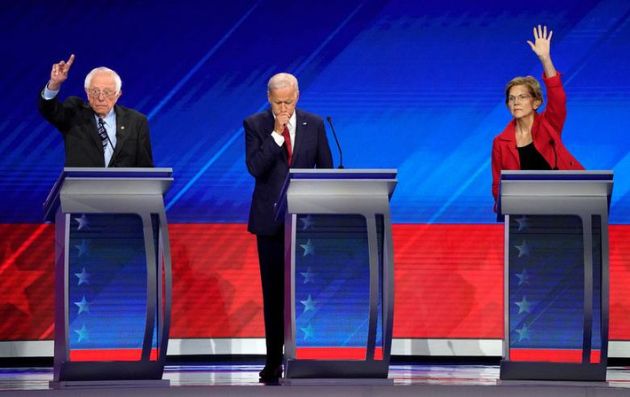 Cuộc tranh luận ngày 12/9 là lần đầu tiên ứng cử viên số 1, ông Joe Biden, và bà Elizabeth Warren đối đầu với nhau. Trong đó, cựu Phó Tổng thống Mỹ Biden đã tranh luận với "đối thủ" của ông là Thượng nghị sĩ Warren (phải) và Bernie Sanders (trái), về chính sách chăm sóc sức khỏe.
