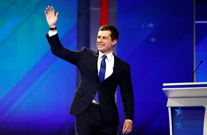 Thị trưởng Pete Buttigieg chuyển hướng cuộc tranh luận sang chiến tranh ở Afghanistan. Ông nói rằng sẽ yêu cầu Quốc hội bỏ phiếu về việc có nên đưa quân đội (Mỹ) tham chiến tại quốc gia Nam Á này hay không.