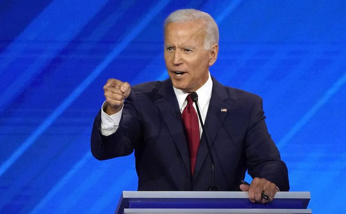 Ứng viên Biden đã bảo vệ kế hoạch chăm sóc sức khỏe của ông vốn được xây dựng dựa trên Đạo luật chăm sóc sức khoẻ Hợp túi tiền (Obamacare) - di sản của cựu Tổng thống Mỹ Barack Obama.
