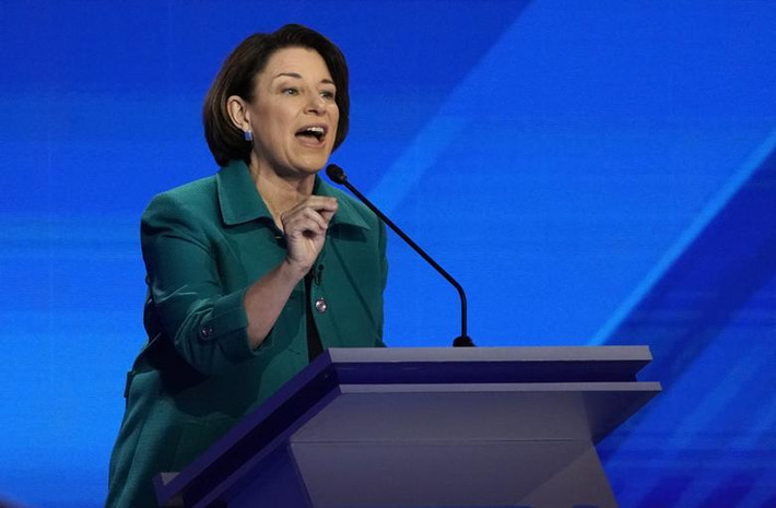 Thượng nghị sĩ Amy Klobuchar chỉ trích kế hoạch chăm sóc sức khỏe Medical for All của Thượng nghị sĩ Bernie vì loại bỏ bảo hiểm y tế tư nhân, cho rằng 149 triệu người Mỹ sẽ mất bảo hiểm y tế hiện tại của họ.