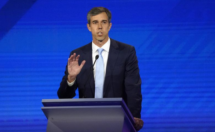 Cựu nghị sĩ Beto O'Rourke đã thách thức Tổng thống Trump và kêu gọi tịch thu súng trường khắp đất nước.