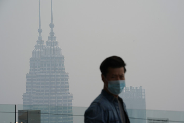Theo CNN, giới chức Malaysia đã phải phân phát 2 triệu khẩu trang cho học sinh tại các khu vực bị ảnh hưởng, trong đó hơn 500 nghìn khẩu trang được đưa tới cho các em học sinh ở Sarawak, Đông Malaysia. Ảnh: AJ.