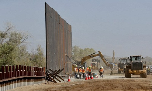 Theo AP, một đoạn của bức tường biên giới Mỹ-Mexico cao chót vót đang được xây dựng ở khu vực phía nam Yuma, bang Arizona, nhằm ngăn chặn dòng người nhập cư trái phép đổ vào Mỹ. (Nguồn ảnh: AP)