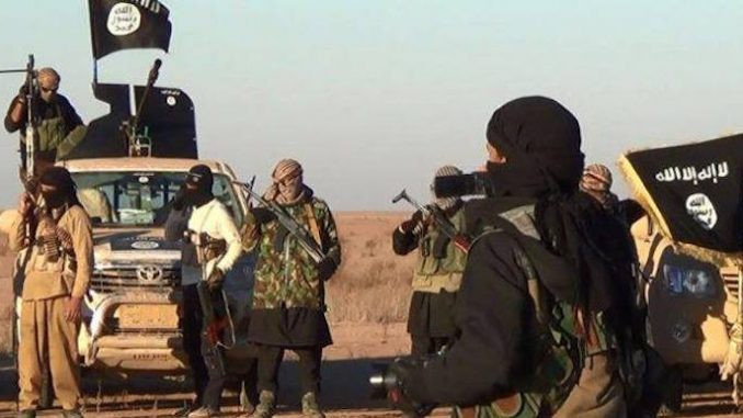 "Các tay súng khủng bố IS đã tấn công quân chính phủ dọc tuyến đường Hirak-Izraa, khiến một binh sĩ thiệt mạng", nguồn tin cho hay. Ảnh: NP.