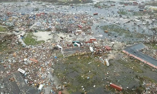 Hãng thông tấn Reuters mới đây đăng tải loạt ảnh chụp từ trên cao phần nào cho thấy sức tàn phá khủng khiếp của siêu bão Dorian đối với Bahamas và có thể gây ra một cuộc khủng hoảng nhân đạo tại đảo quốc này.