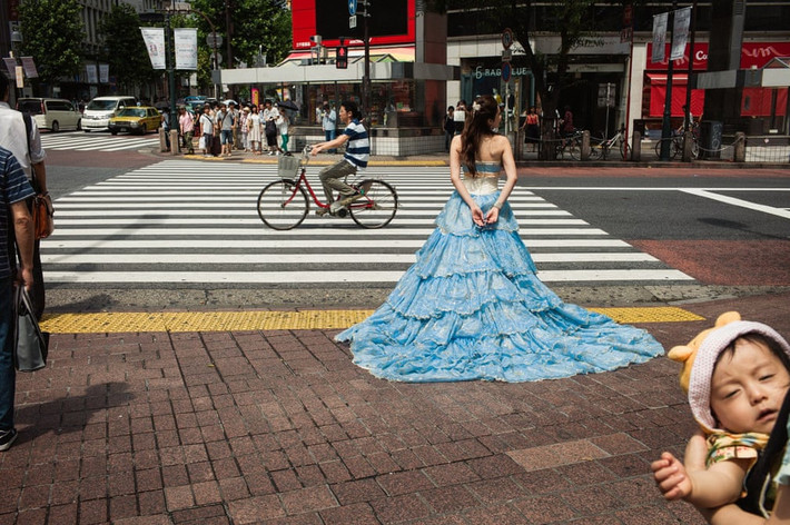 Ba khoảnh khắc trên vạch dành cho người đi bộ nổi tiếng ở khu phố Shibuya. Ông Shin hiếm khi cắt ảnh sau khi chụp. "Tôi chụp cuộc sống thường ngày của mọi người bởi có những khoảnh khắc mà chính họ cũng không nhận ra được rằng nó đẹp và đầy cảm xúc hơn cả những bộ phim được trau chuốt", nhiếp ảnh gia nói.