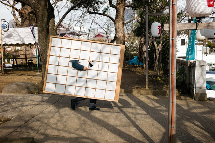 "Đây là vách ngăn trong nhà, được gọi là shoji. Shoji được phủ lại lớp giấy vài năm một lần. Người thợ này đã mang hàng chục tấm shoji ra khỏi ngôi đền. Khi thấy mệt quá, anh ấy đã tự xử lý theo cách khác".