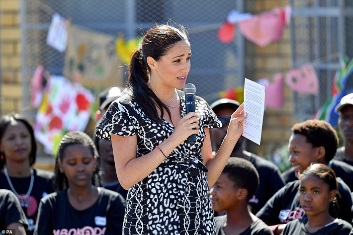 Vài giờ sau khi hạ cánh, vợ chồng Công nương Meghan đã tới thăm thị trấn Nyanga, ngoại ô Cape Town, và có bài phát biểu trước đông đảo người dân địa phương.