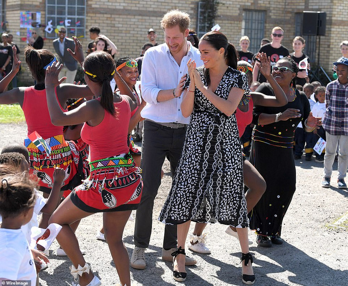 Công nương Markle phấn khích theo điệu nhảy của người dân ở Nyanga.
