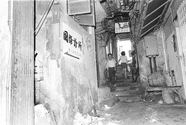 Cửu Long Trại Thành hình thành trong giai đoạn làn sóng dân di cư từ đại lục đổ đến Hong Kong sau Thế chiến II. Để giải quyết tình trạng thiếu nhà ở, những đại gia tại nơi này đầu tư xây dựng các tòa nhà cao tầng ở vùng đất phía bắc đảo Hong Kong thu lợi. Ảnh: South China Morning Post.