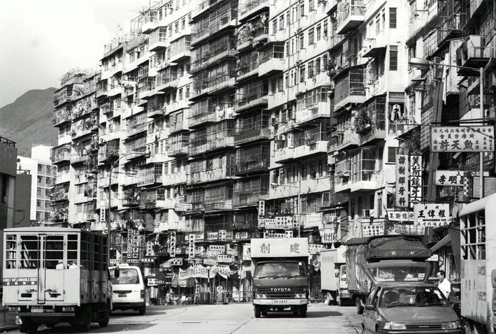 Dù nằm tại Hong Kong, Kowloon về mặt pháp lý lại là một doanh trại của Trung Quốc. Khu đô thị trở thành một vùng đất mà cả chính quyền Hong Kong, khi đó thuộc thực dân Anh, và chính quyền Trung Quốc đều không muốn quản lý. Nơi này rơi vào tình cảnh đứng ngoài vòng pháp luật. Ảnh: South China Morning Post.