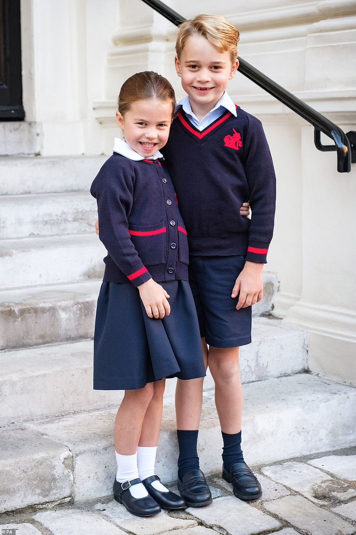 " Công chúa Charlotte, được Công tước, nữ Công tước xứ Cambridge và Hoàng tử nhí George đưa đi khai giảng hôm nay tại trường Thomas's Battersea", phát ngôn viên của Cung điện Kensington xác nhận hôm 5/9.
