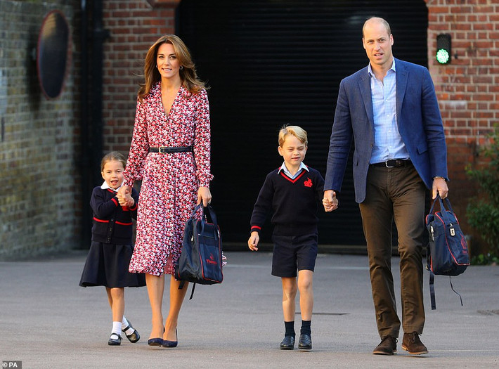 Công nương Kate nắm tay con gái, còn Hoàng tử William dắt tay con trai và xách balo cho bé.