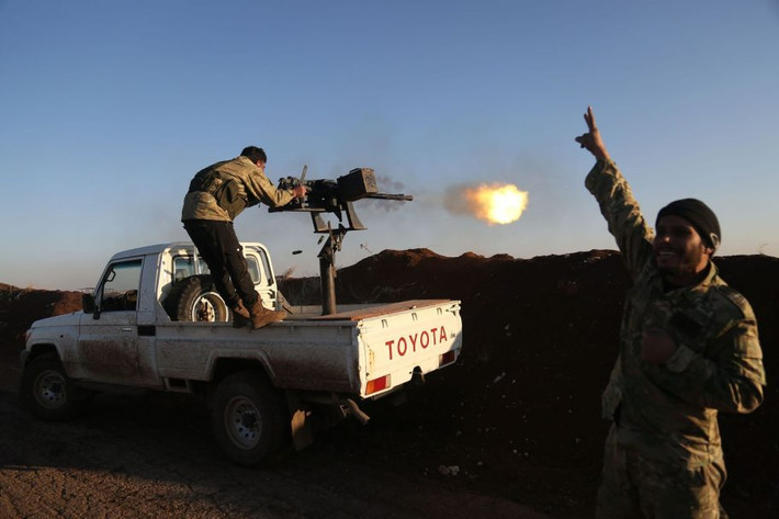 Trong diễn biến khác trên chiến trường Syria, đụng độ dữ dội giữa các tay súng phiến quân FSA do Thổ Nhĩ Kỳ hậu thuẫn và lực lượng người Kurd đã xảy ra ở khu vực phía đông tỉnh Aleppo. Ảnh: AMN.