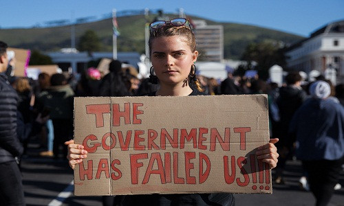 Gần đây, Uyinene Mrwetyana, một sinh viên năm nhất 19 tuổi tại Đại học Cape Town (UCT), đã đến bưu điện địa phương vào ngày 24/8 để lấy bưu kiện. Tuy nhiên, do lúc đó mất điện nên cô quay về.