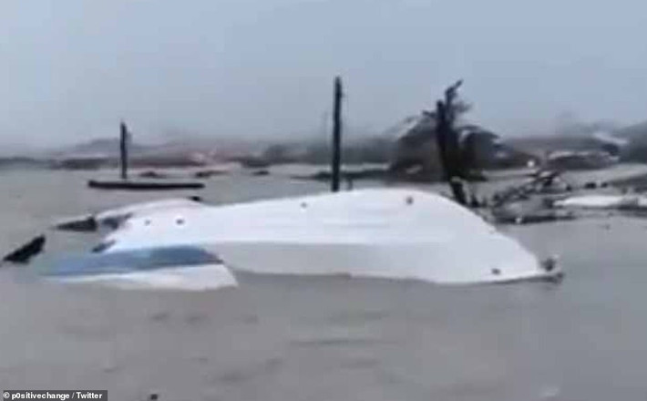 Một con thuyền bị lật úp sau khi bão Dorian đổ bộ vào Bahamas.