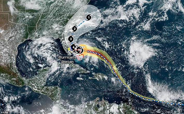 Theo Daily Mail, siêu bão Dorian với sức gió lên tới gần 300 km/h đã đổ bộ vào quần đảo Bahamas sáng 2/9. Được biết, đây là siêu bão mạnh nhất từng được ghi nhận tại khu vực này trong lịch sử hiện đại. (Nguồn ảnh: Daily Mail/Reuters)