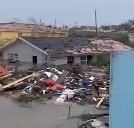 "Tôi may mắn vẫn còn nửa căn nhà. Hàng xóm của tôi mất tất cả", một cư dân ở Bahamas chia sẻ.