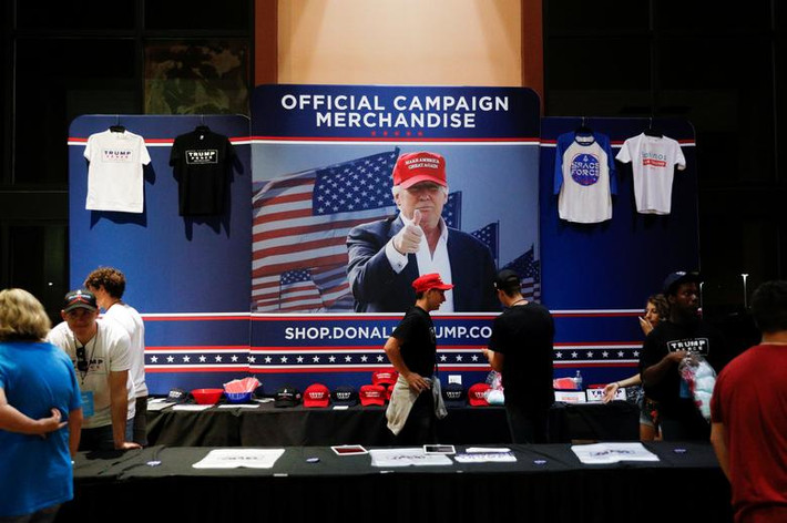 Phát biểu tại buổi vận động, ông Trump đã lên tiếng ủng hộ ngành công nghiệp nhiên liệu hóa thạch trong khi công kích các ứng viên Đảng Dân chủ vì chính sách thúc đẩy sản xuất năng lượng tái tạo của họ.