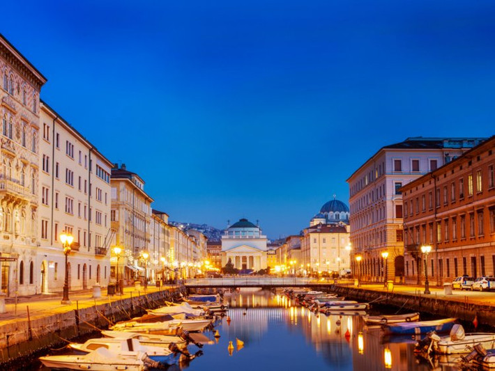 Là một quốc gia có diện tích tương đối nhỏ và ít dân nhưng Slovenia lại có nền kinh tế phát triển và an ninh tốt.