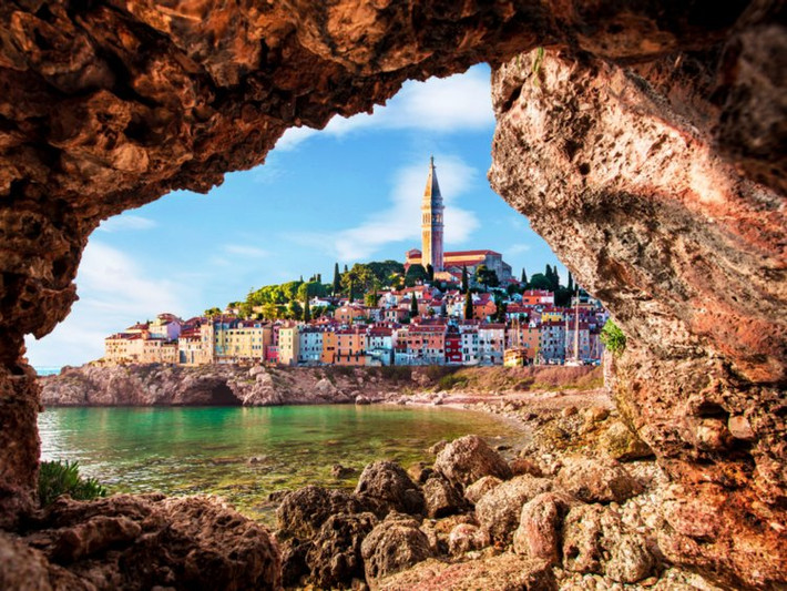 Đường bờ biển của Slovenia chỉ kéo dài hơn 40 km, dù vậy, đây lại là "quê hương" của một trong những thành phố ven biển tuyệt vời nhất - Piran. Mời độc giả xem thêm video: Tới thăm ngôi làng ở "tận cùng Trái đất" (Nguồn: VTC14)
