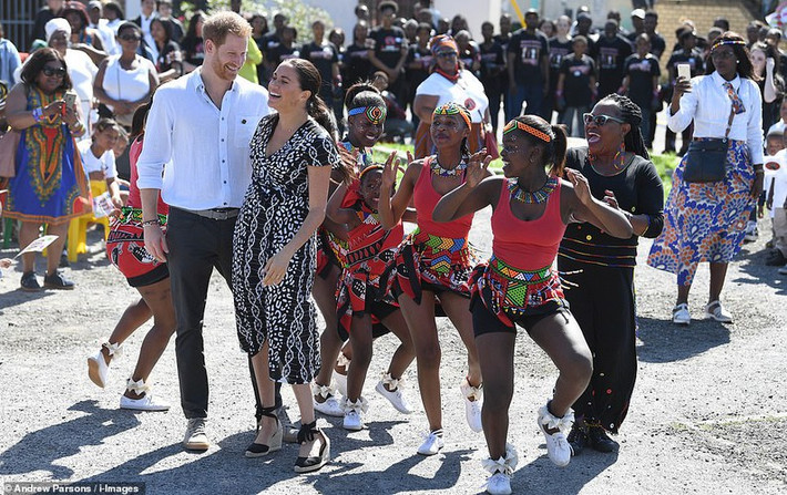Ngày 23/9, Hoàng tử Harry cùng vợ, Công nương Meghan Markle, và con trai, bé Archie, đã có mặt tại sân bay Cape Town, Nam Phi. Mọi hoạt động sau đó của các thành viên gia đình Hoàng gia nổi tiếng này đều được ống kính phóng viên ghi lại. Ảnh: Daily Mail.