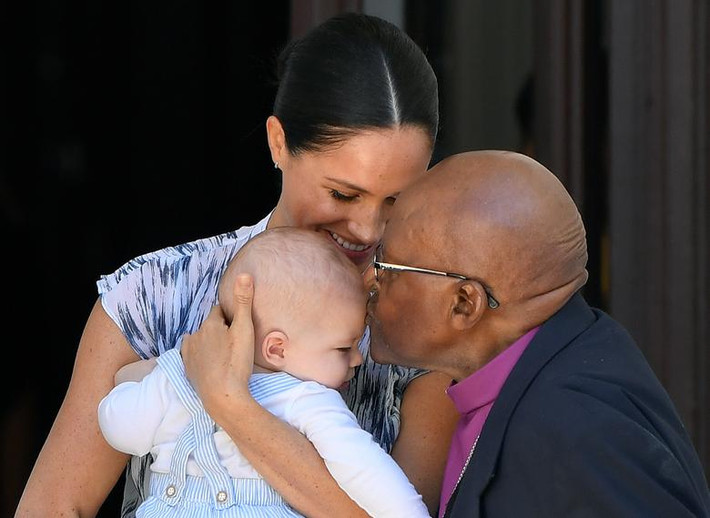 Ngày 25/9, Archie được cha mẹ đưa tới gặp Tổng giám mục Desmond Tutu tại Quỹ Di sản Desmond & Leah Tutu ở Cape Town. Đây là lần đầu tiên Archie xuất hiện trước công chúng kể từ khi chào đời hồi tháng 5/2019. Ảnh: Reuters.