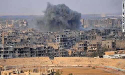 "Nhóm khủng bố IS đã kích nổ một quả bom cài cắm dọc con đường phía đông Palmyra lúc chiếc xe chở các thành viên của Lữ đoàn Al-Quds đi qua khiến ít nhất 2 người thiệt mạng", nguồn tin quân sự cho hay. Ảnh: CNN.
