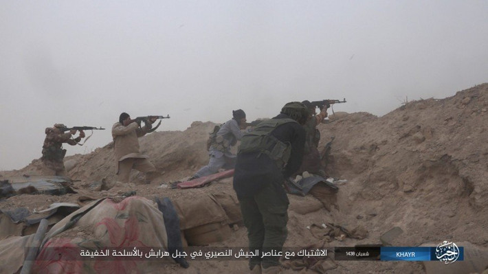 "Các tay súng khủng bố IS đã tấn công lực lượng vũ trang Nga và Syria vào ngày 24 và 25/9, khiến một số binh sĩ thiệt mạng và bị thương", AMN đưa tin. Ảnh: AMN.