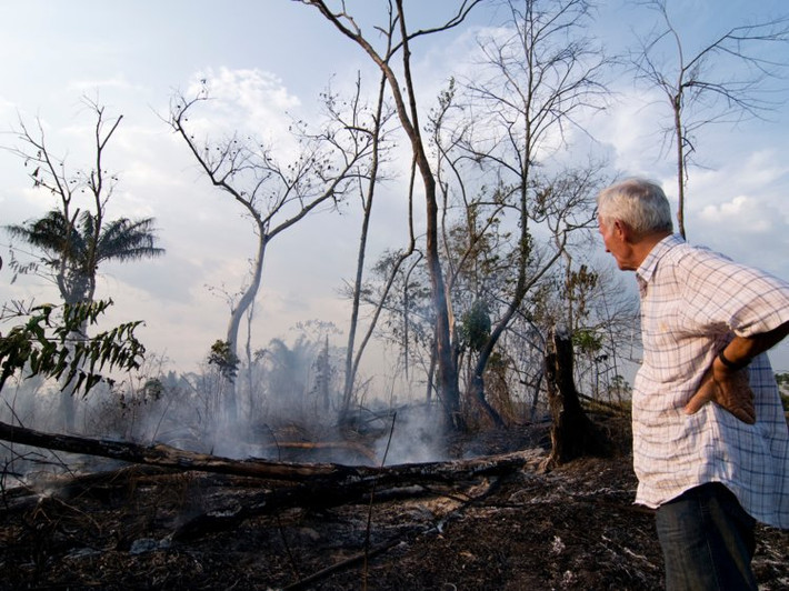 Ông Frere Henri Burin Des Roziers đứng nhìn đám cháy gần Para, Brazil, hồi tháng 9/2008.