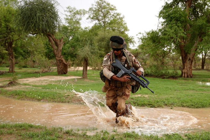 Một lính Pháp thuộc đơn vị chiến thuật sa mạc Belleface tham gia chiến dịch Barkhane ở Ndaki, Mali, ngày 28/7/2019.