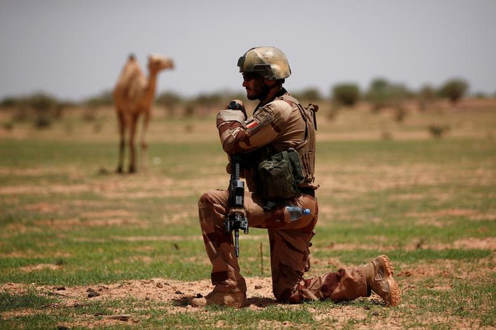 Sau khi đánh bại cuộc nổi dậy của phiến quân Tuareg và Hồi giáo cực đoan ở Mali hồi năm 2013, Pháp vẫn phải duy trì số lượng lớn quân nhân và phương tiện quân sự tại đây.