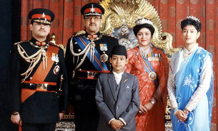 Động cơ của Thái tử Dipendra khi ra tay sát hại những người thân được cho là do bị ngăn cấm chuyện hôn nhân. Những người thiệt mạng bao gồm cả Vua Birendra của Nepal và Hoàng hậu Aishwarya. Thái tử Dipendra trở thành Quốc vương Nepal theo luật định sau cái chết của vua cha. Tuy nhiên, ông đã tử vong trong bệnh viện 3 ngày sau vụ thảm sát do vết thương quá nặng. Ảnh: Gia đình Hoàng gia Nepal (Từ trái sang): Thái tử Dipendra, Quốc vương Birendra, Hoàng tử Nirajan, Hoàng hậu Aishwarya và Công chúa Shruti. Ảnh: Báo Tin Tức.