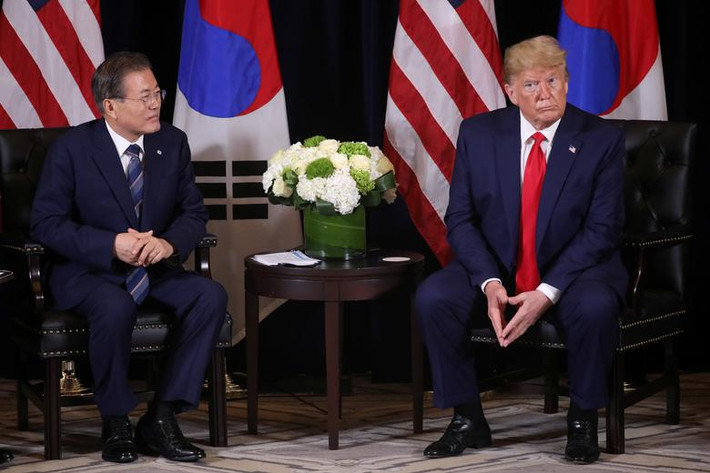 Trước đó, ngày 23/9, Tổng thống Trump tuyên bố ông không loại trừ khả năng gặp người đồng cấp Iran Hassan Rouhani bên lề kỳ họp của ĐHĐ LHQ tuần này. Tuy nhiên, ngày 24/9, Tổng thống Iran Hassan Rouhani nêu rõ ông Trump cần khôi phục lòng tin trước khi hai bên có thể tiến hành cuộc gặp song phương. Ảnh: Ông Trump (phải) gặp song phương Tổng thống Hàn Quốc Moon Jae-in ngày 24/9.
